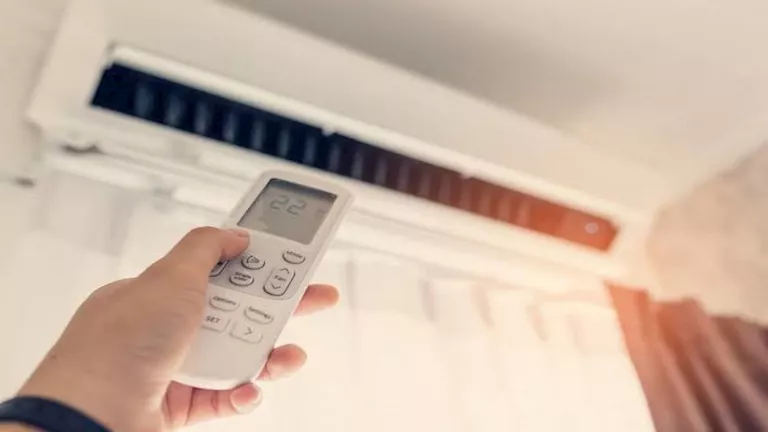 زر في ريموت التكييف قد يوفر استهلاك الكهرباء.. كيف تستخدمه؟